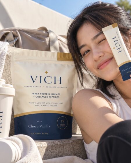Wanita muda memegang sachet dan pouch VICH