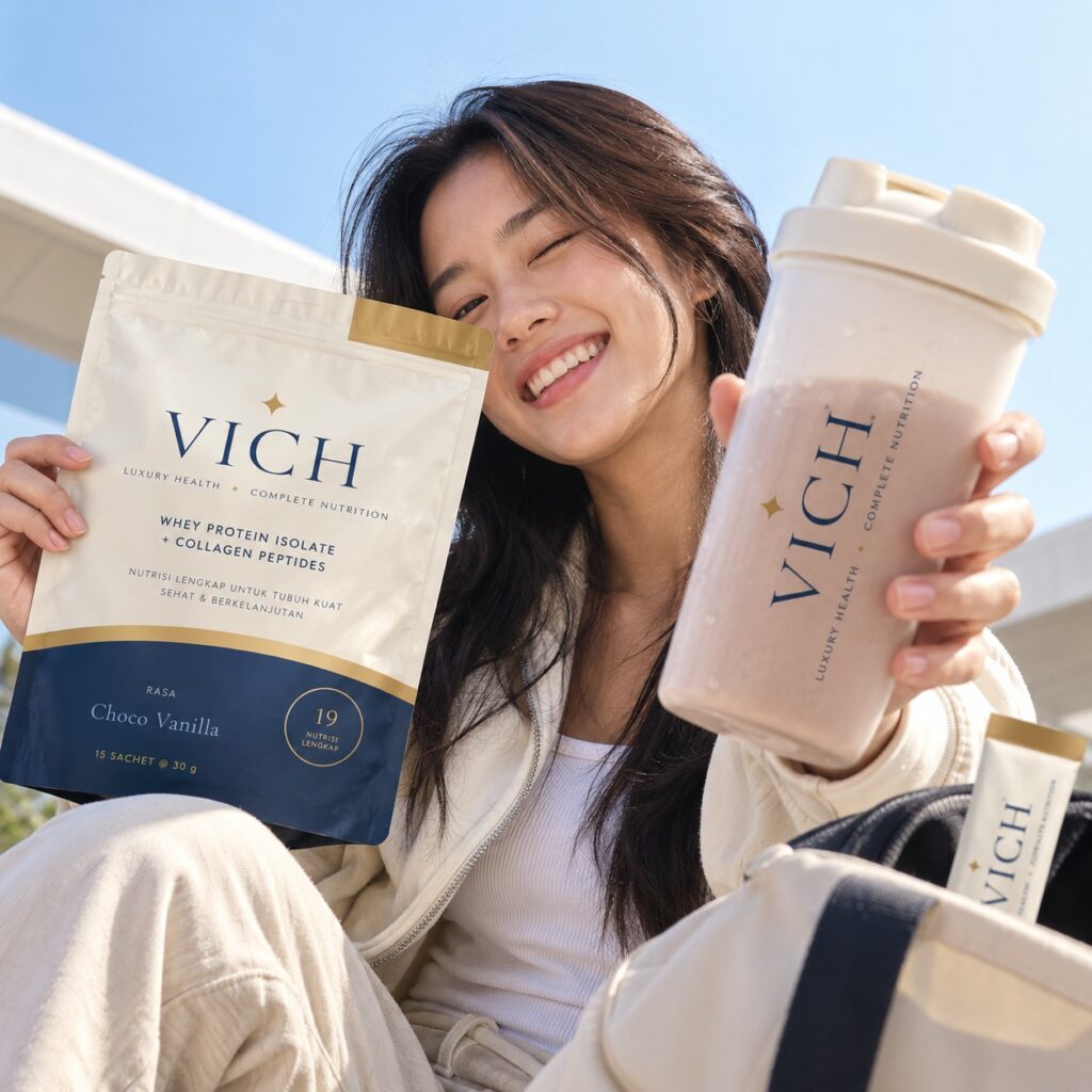 Wanita tersenyum memegang pouch dan shaker VICH